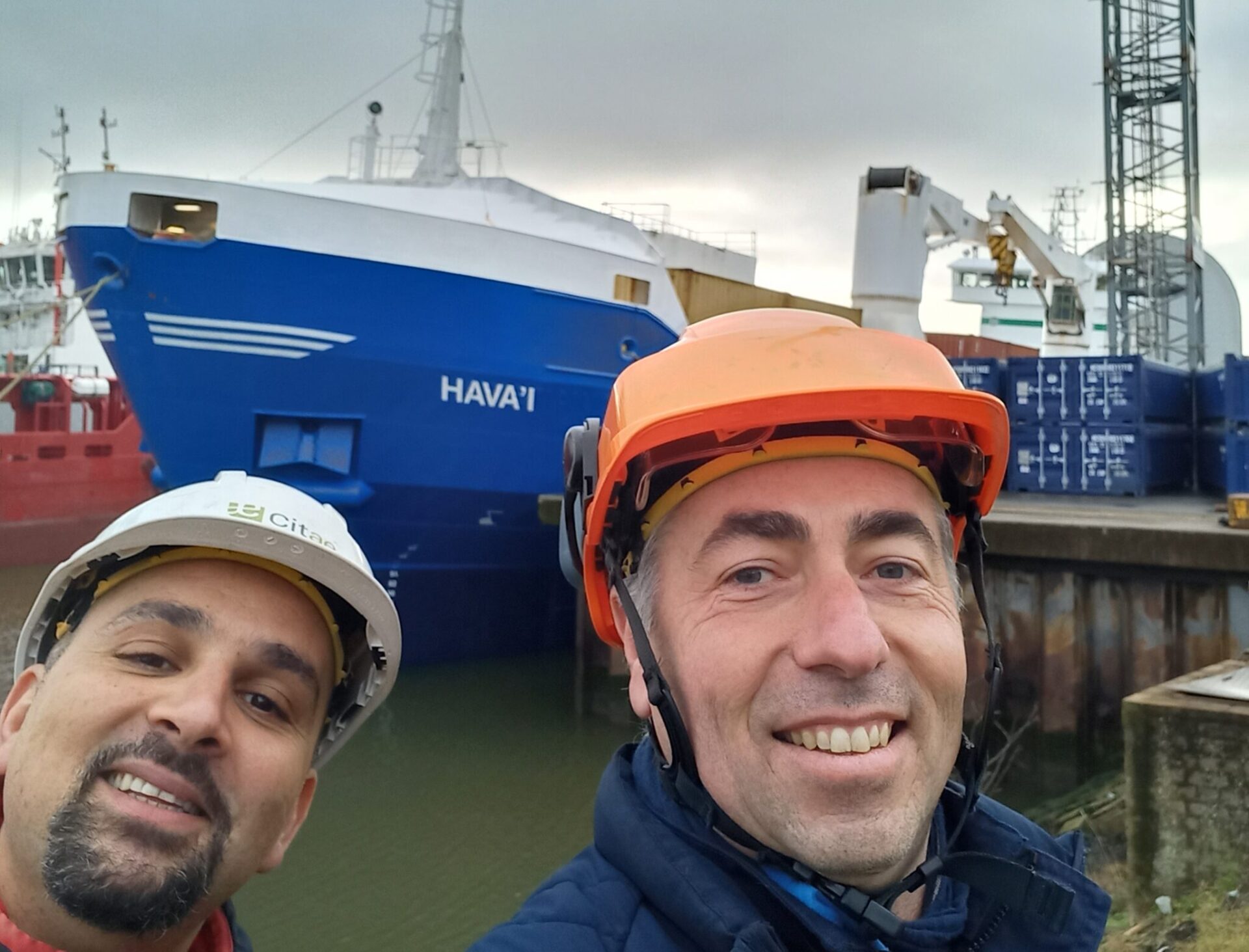 Navire à quai en zone portuaire