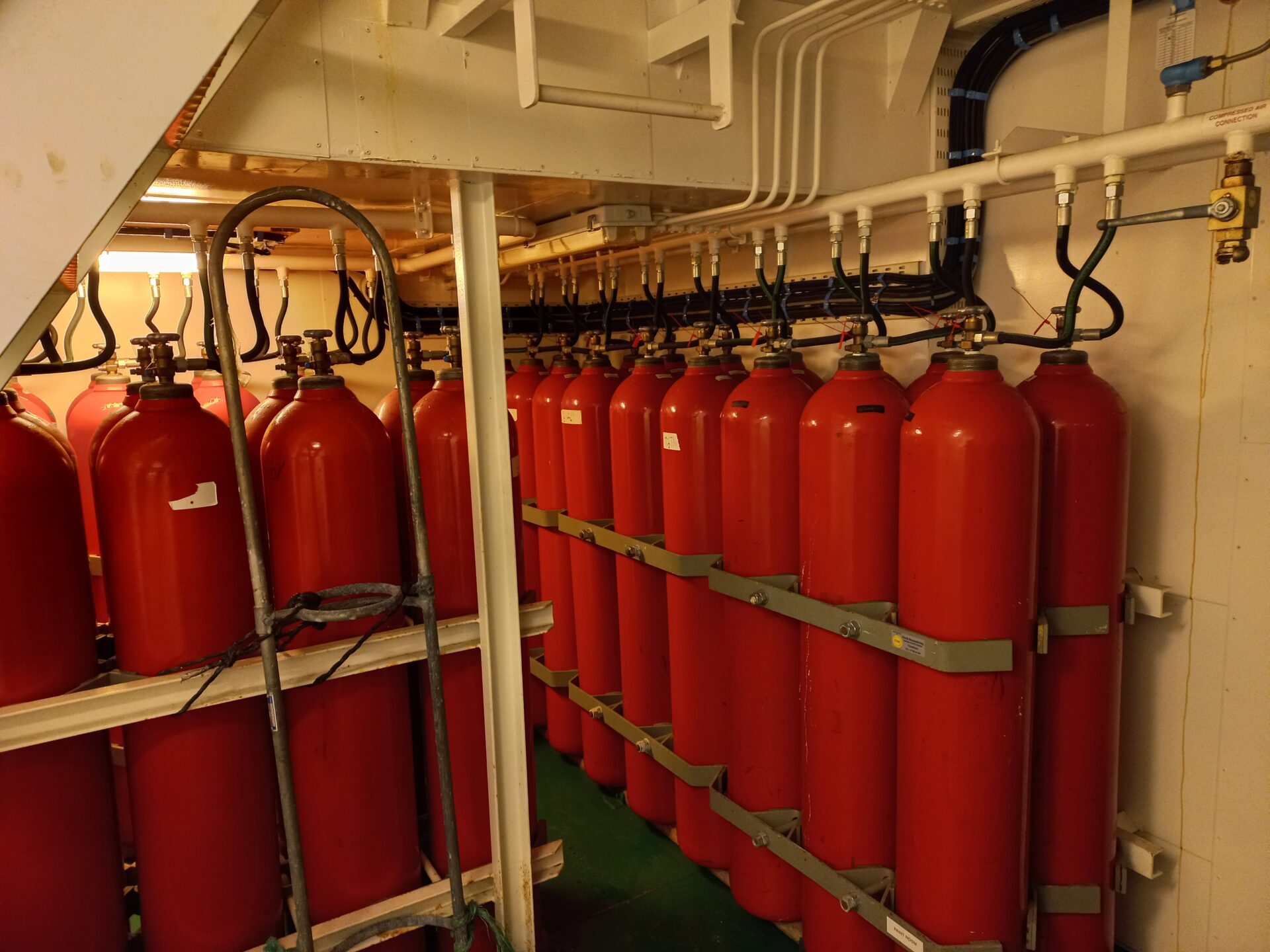 Bouteilles pressurisées dans un local technique d’un navire