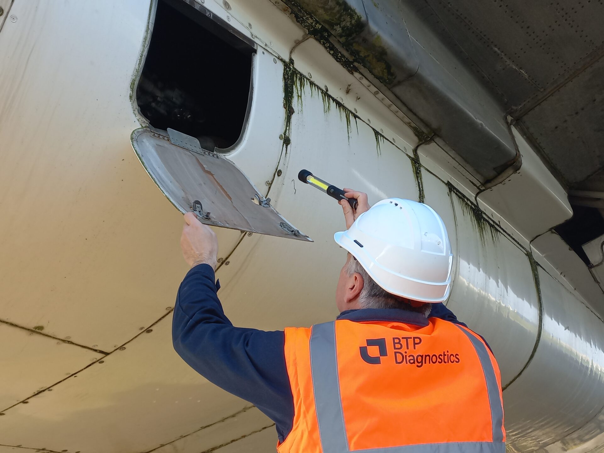 Technicien inspectant une installation technique avec équipement de protection