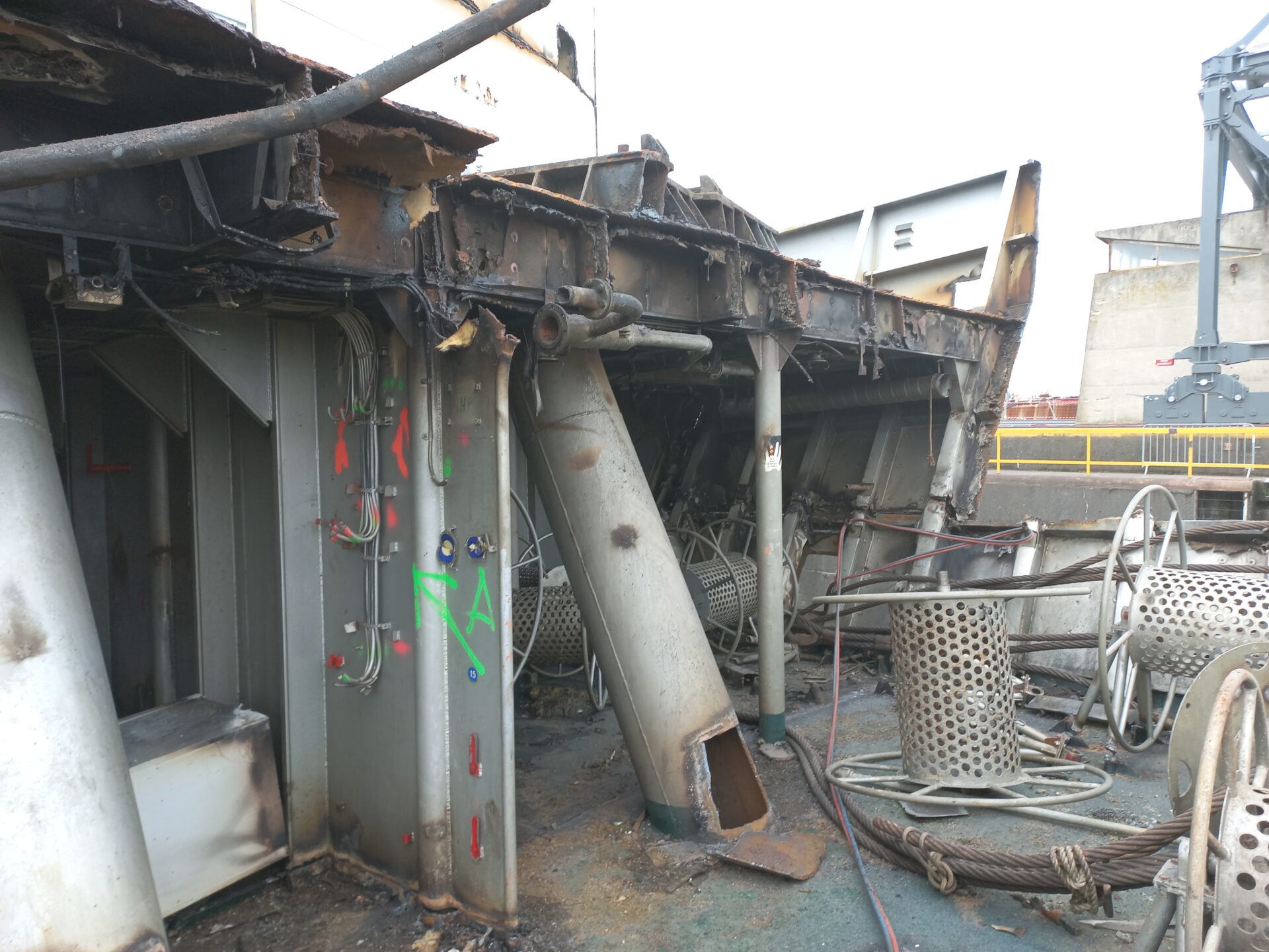 Zone structurelle dégradée d’un navire inspectée avant travaux