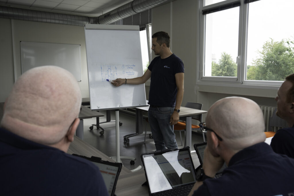 Réunion d’équipe dans les locaux de BTP Diagnostics