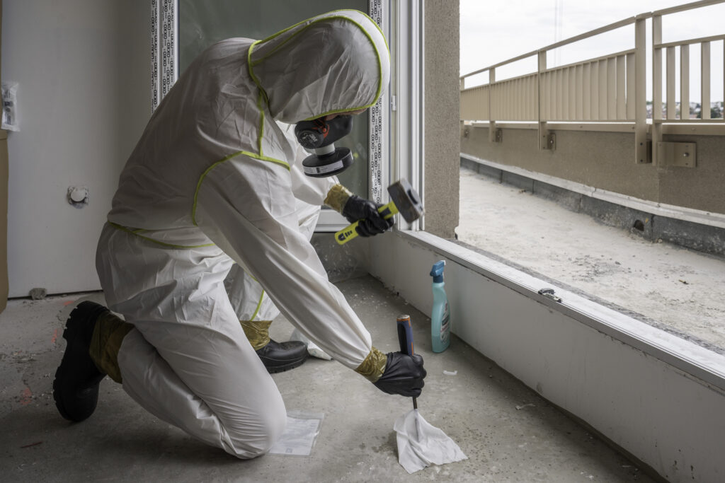 Technicien réalisant un repérage amiante dans un bâtimen