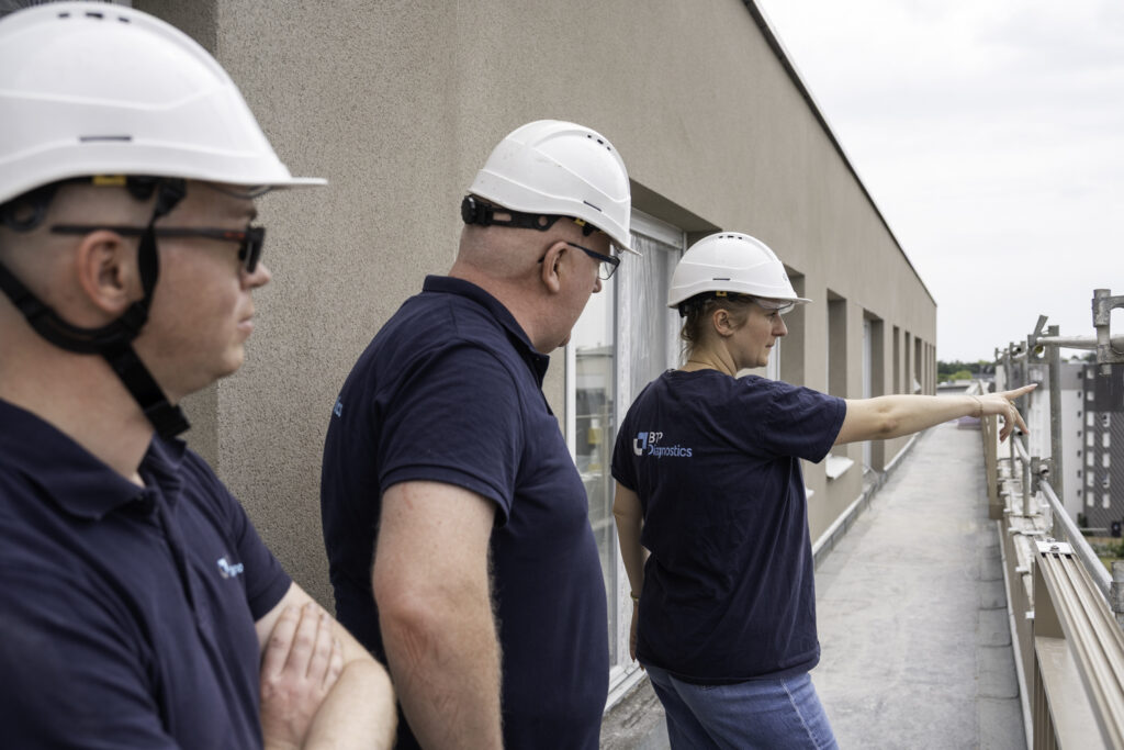 Techniciens BTP Diagnostics en inspection sur un chantie