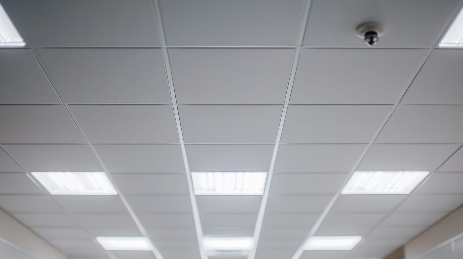 Faux plafond de bureau, matériau pouvant relever de la liste A en repérage amiante