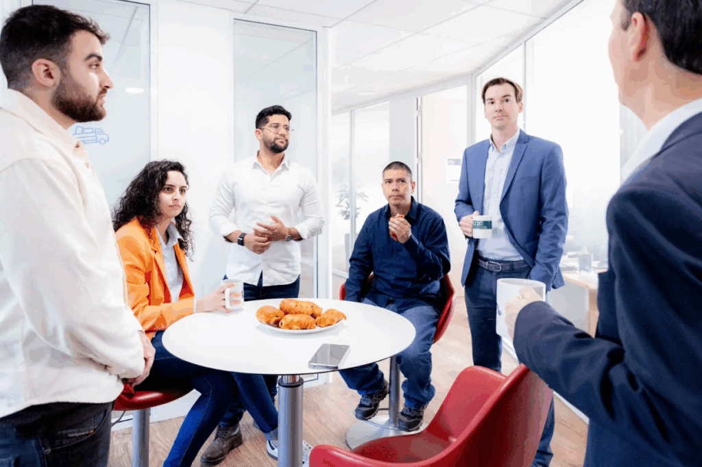 Équipe de l’agence de Clichy réunie lors d’un moment convivial dans les locaux.
