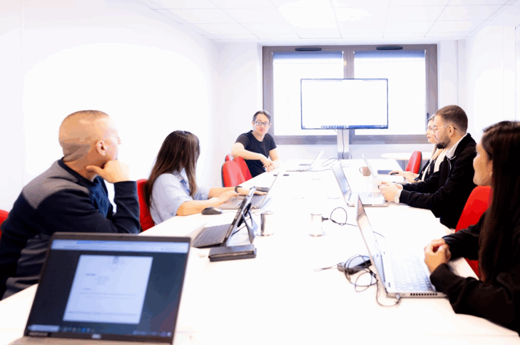 Réunion d’équipe dans les locaux de l’agence de Clichy de BTP Diagnostics.