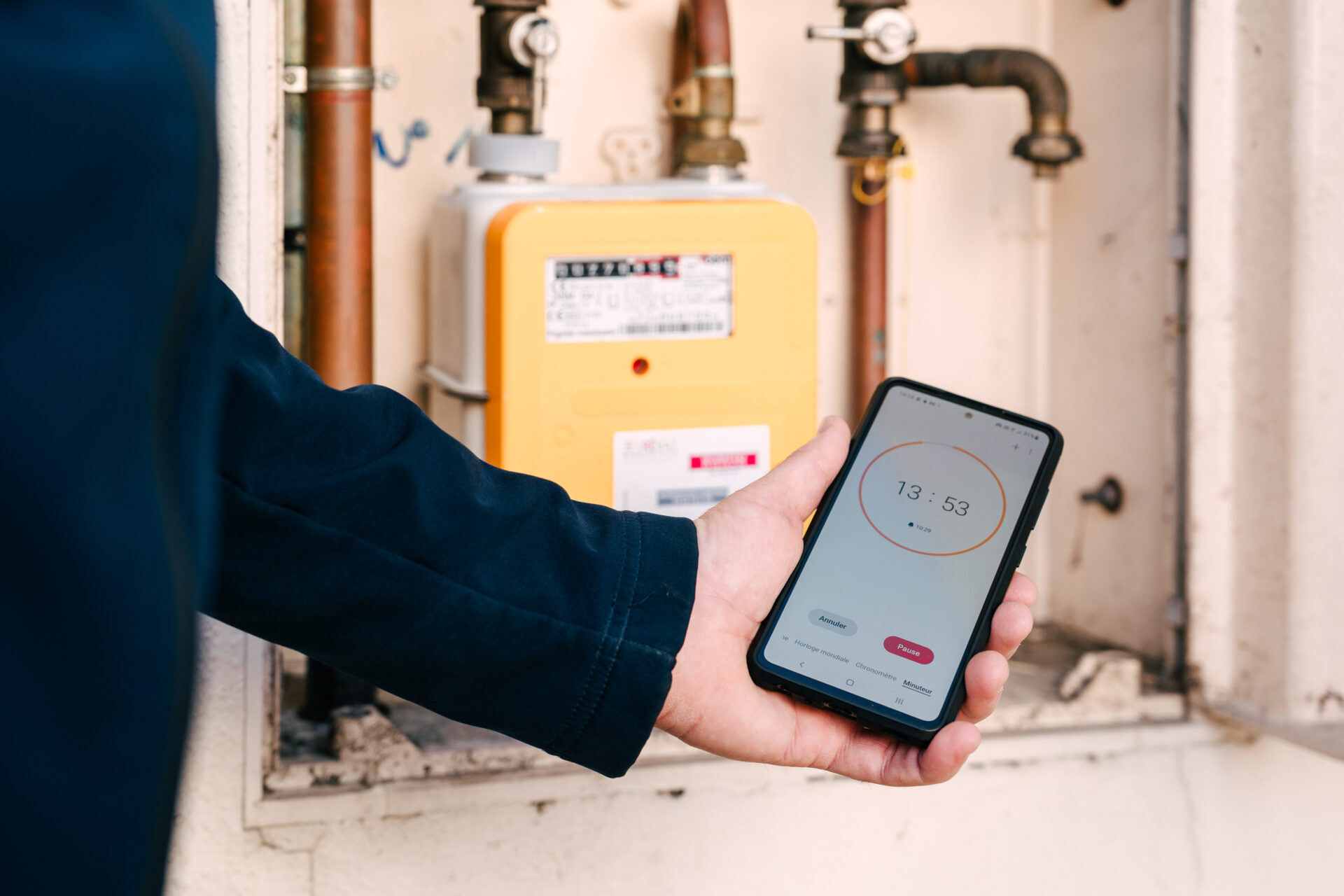 Technicien effectuant un contrôle lors d’un diagnostic gaz avec un compteur et la tuyauterie