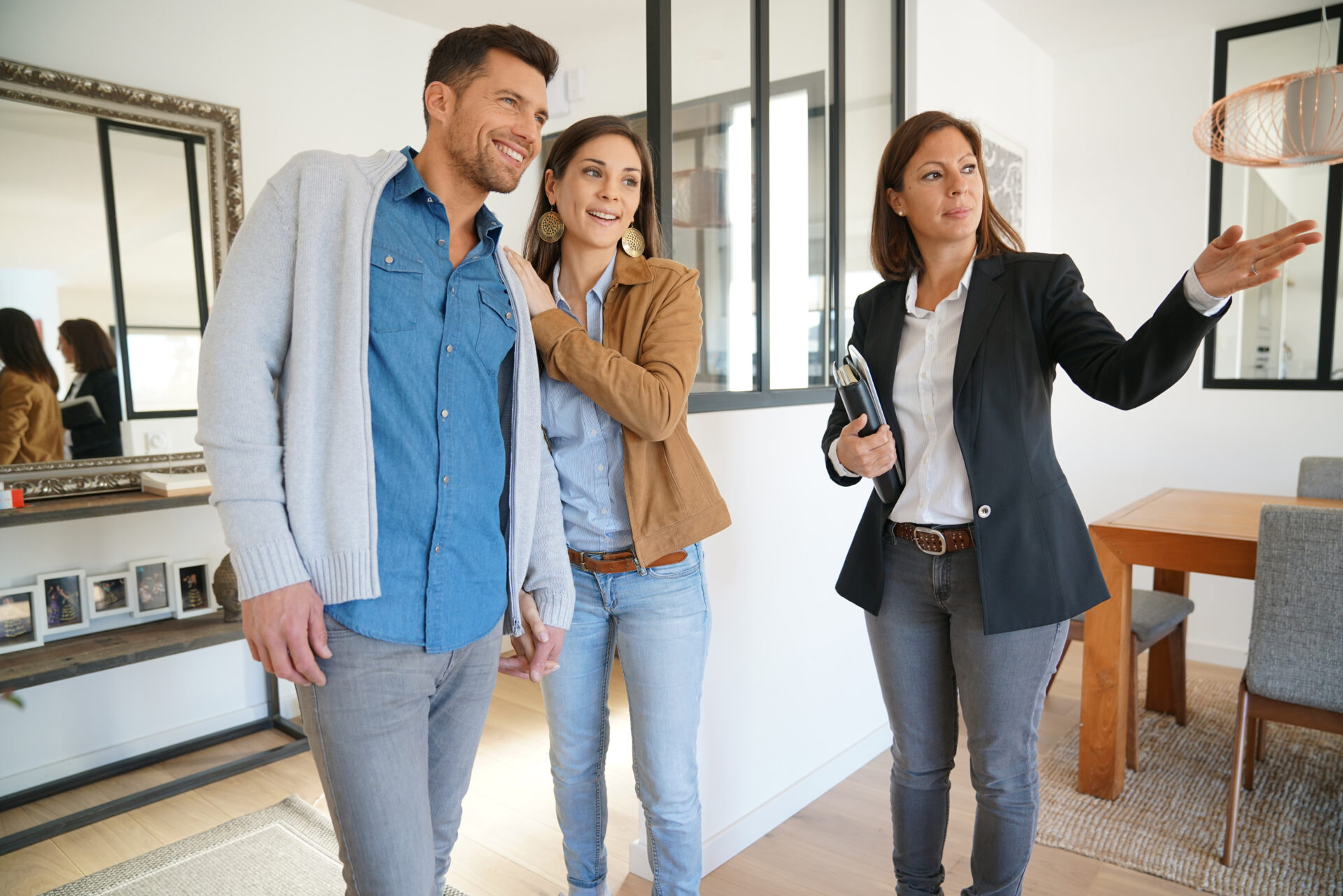 Professionnels de l’immobilier en visite dans un logement – BTP Diagnostics