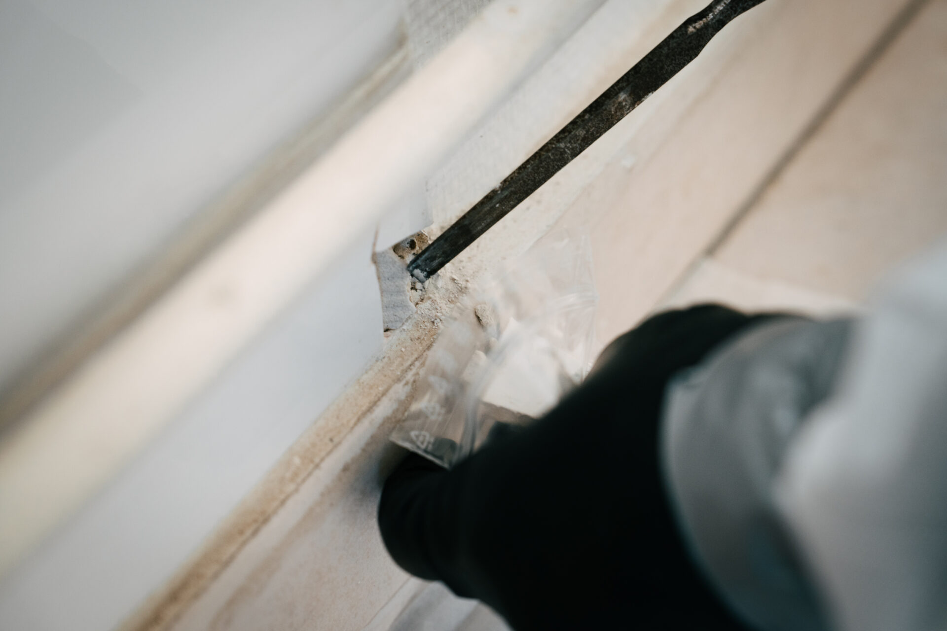 Prélèvement d’un échantillon pour analyse amiante dans un logement