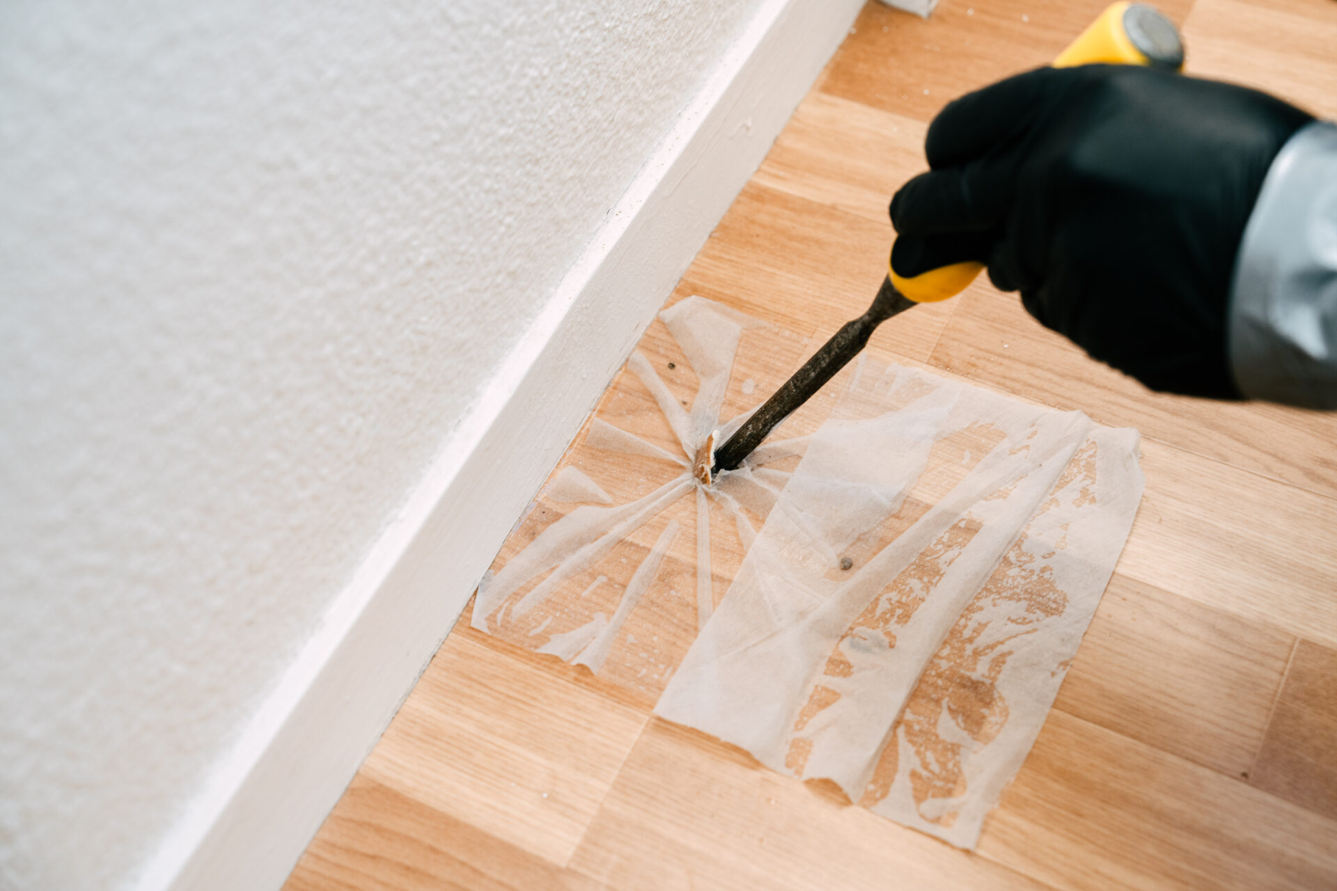 Zoom sur un test-lingettes amiante réalisé au sol – BTP Diagnostics