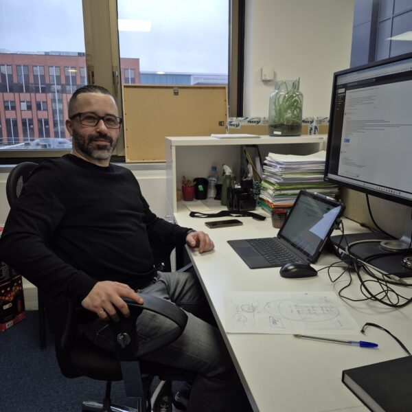 Collaborateur de BTP Diagnostics travaillant sur ordinateur dans un bureau