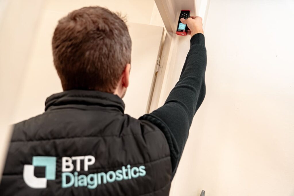 Diagnostiqueur immobilier certifié réalisant un relevé technique dans un logement pour établir un DPE