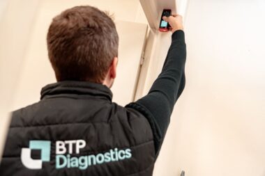 Diagnostiqueur immobilier certifié réalisant un relevé technique dans un logement pour établir un DPE