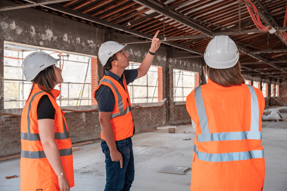 Techniciens réalisant un repérage PEMD dans un bâtiment avant déconstruction